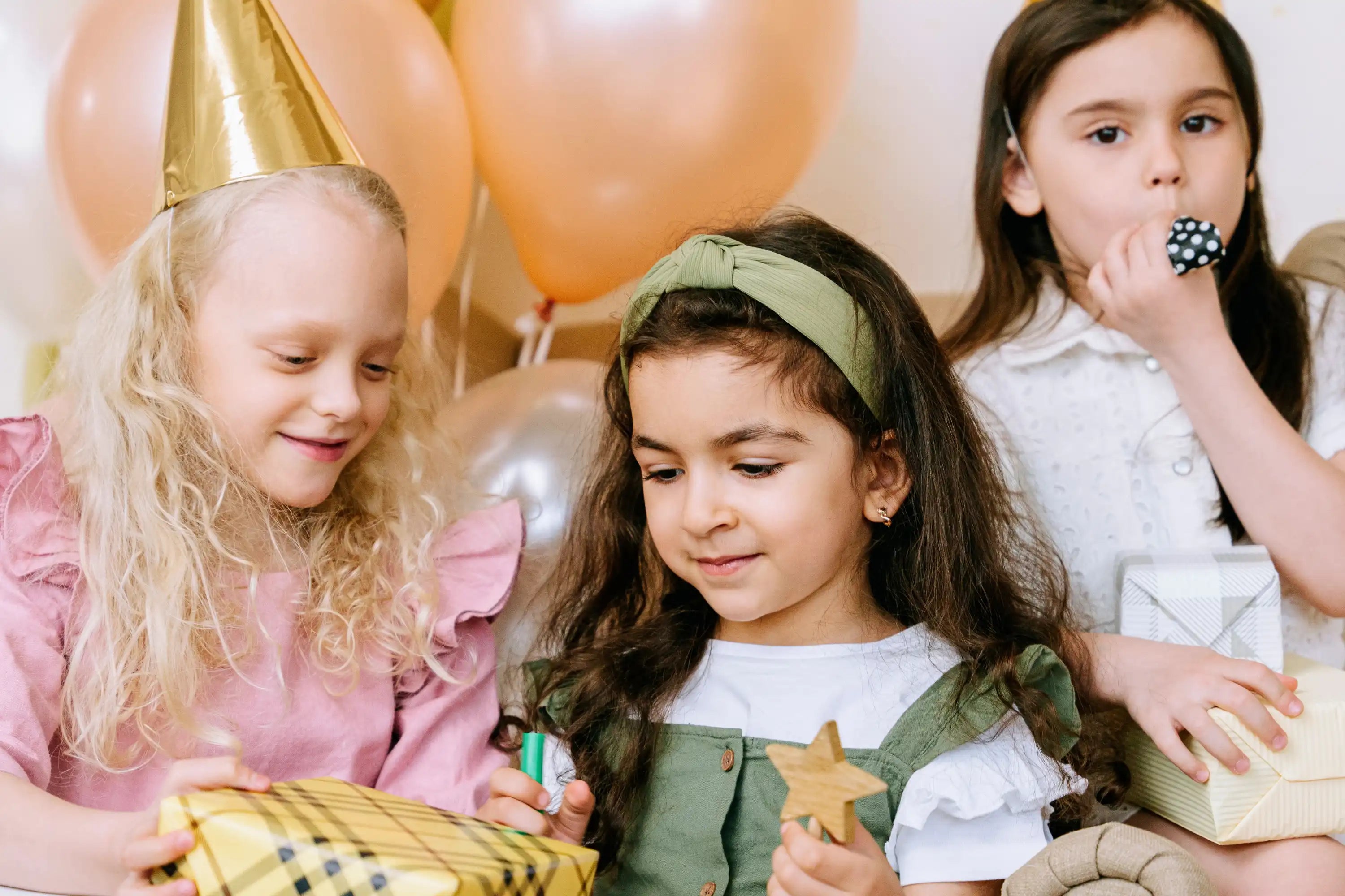 Kinder erhalten Geschenke auf einer Feier