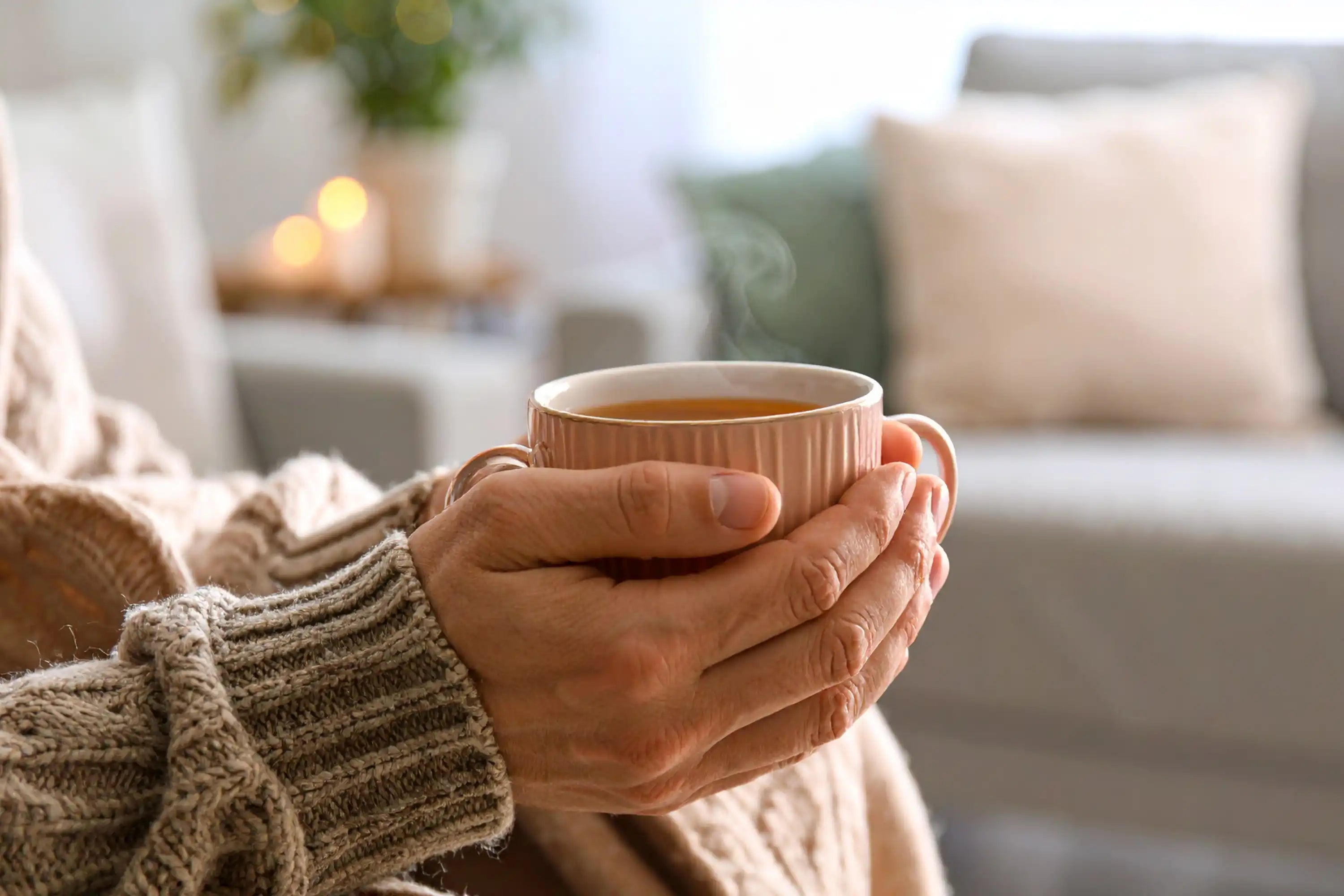 Frau mit schöner Tasse in der Hand