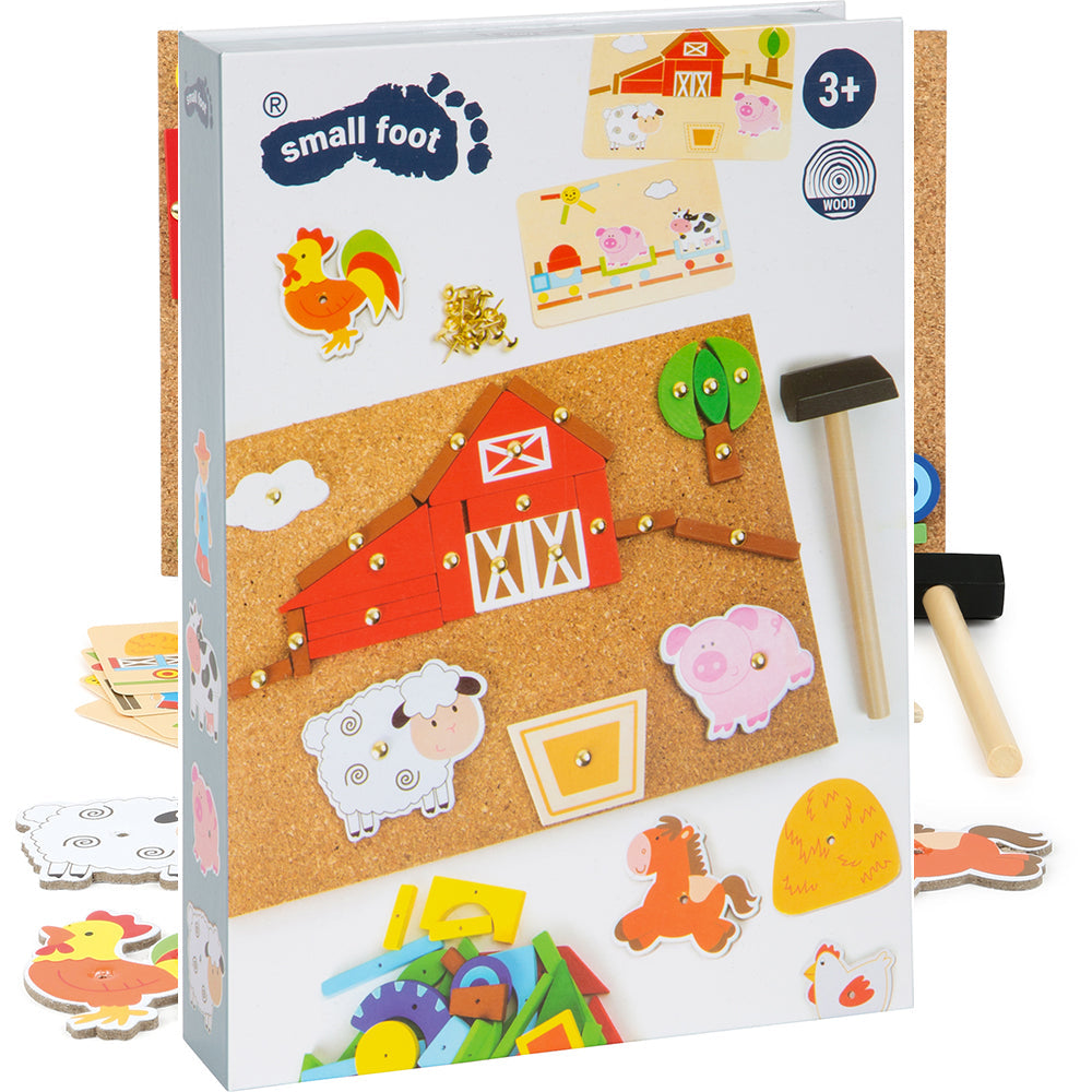 Schachtel mit einem Geschicklichkeitsspiel-Holzspielzeugset zum Thema Bauernhof mit Tierfiguren, Pinnwand, Hammer und Stecknadeln für Kinder ab 3 Jahren.