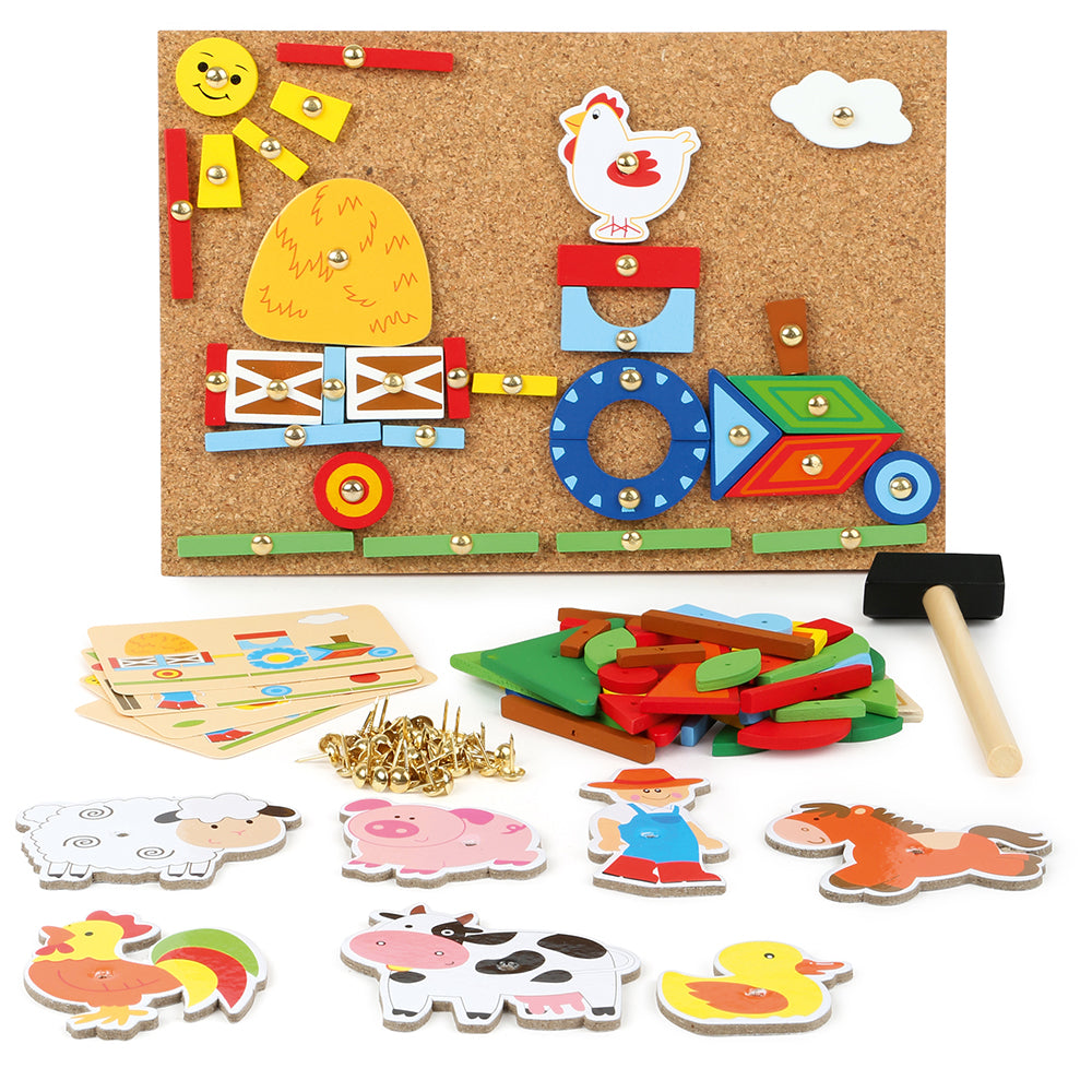 Korkplattenpuzzle für Kinder mit Bauernhofmotiv, Holztierteilen, Nägeln, Karten und einem kleinen Hammer – ein spannendes Hämmerchenspiel für kleine Hände.