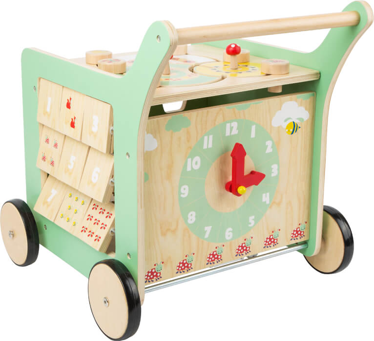 Pastellgrüner Lauflernwagen aus Holz mit Bremssystem, Rädern, Uhr und Flip-Blöcken – perfekt für erste Schritte und spielerisches Lernen.
