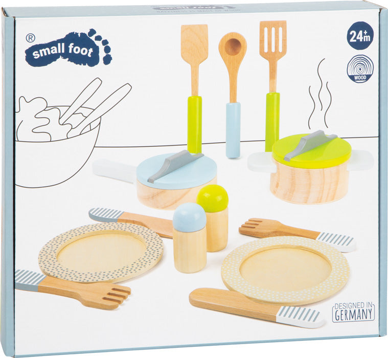 Robuste Holz Kinderküche: Dieses Geschirr- und Topfset enthält Teller, Utensilien, Töpfe sowie Salz- und Pfefferstreuer – alles auf weißem Hintergrund.