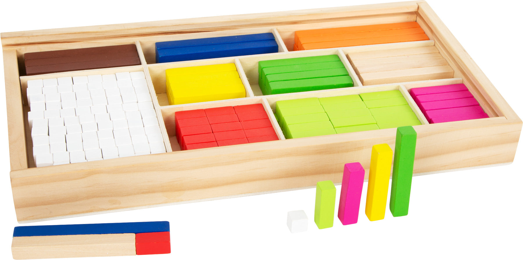 In einer Holzkiste befinden sich bunte Rechenstäbchen in verschiedenen Längen und Farben, wobei einige Stäbe außerhalb der Kiste liegen – perfekt, um das Zahlenverständnis junger Lernender zu fördern.