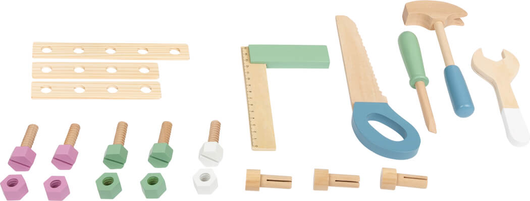 Holzspielzeug-Werkzeuge und -Befestigungselemente, darunter Säge, Hammer, Schraubenschlüssel, Schraubendreher, Bolzen und Lineale – perfektes Rollenspielzeug für kleine Baumeister. Inspiriert vom skandinavischen Design und ideal für jede Werkbank aus Holz.