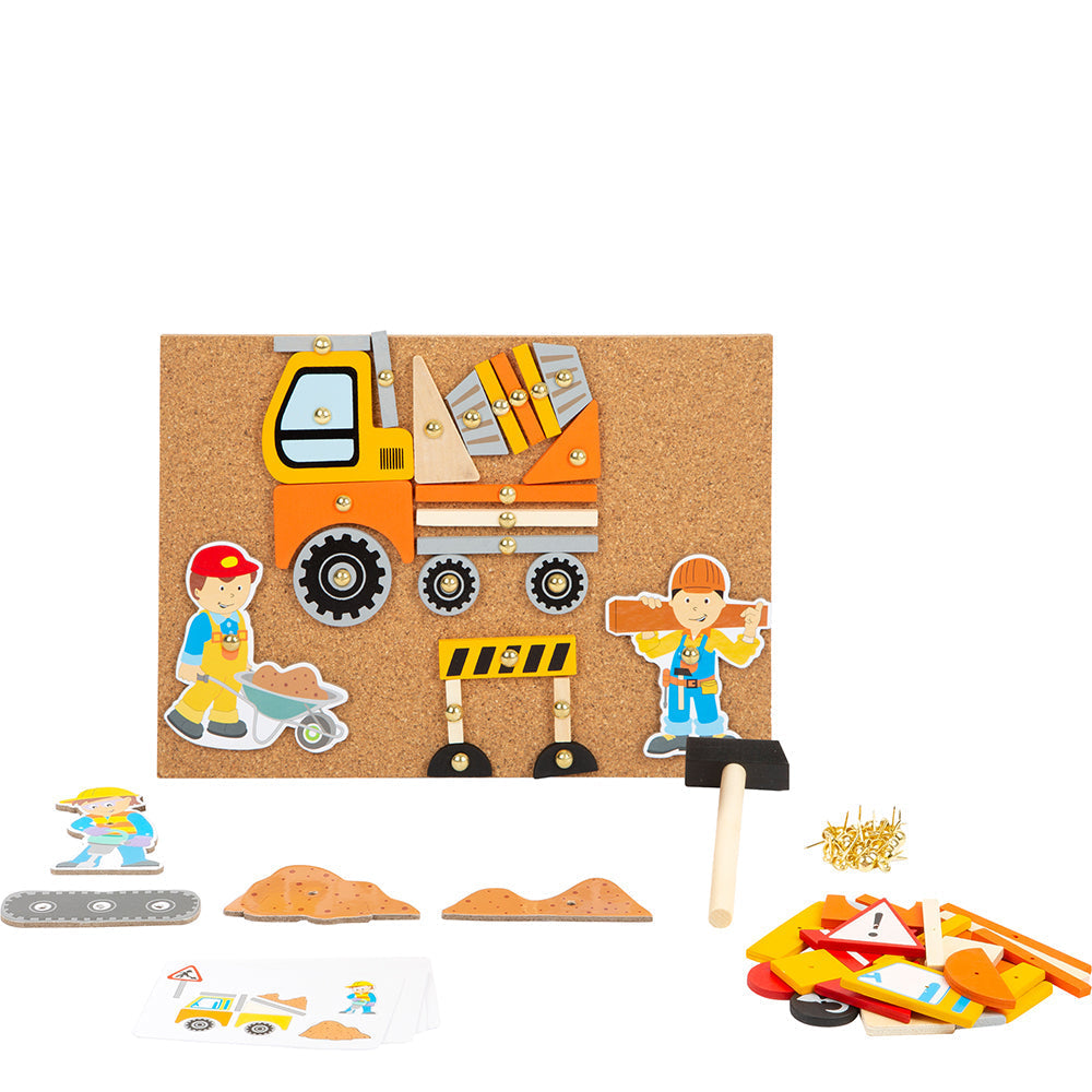 Hämmerchenspiel für Kinder: Korkbrett-Spielset zum Thema Bauen mit Holzteilen, Nägeln und einem kleinen Hammer – perfekt für kleine Baumeister und fantasievolles Baustellenspiel.