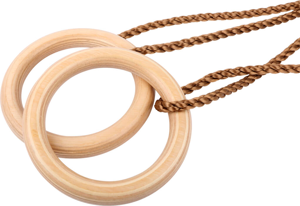 Zwei Turnringe aus Holz mit verstellbaren Bändern, befestigt an geflochtenen braunen Seilen, auf weißem Hintergrund – ideal für Schaukelspaß und Fitness.