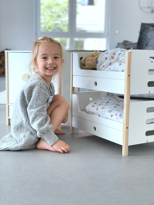 Kind spielt mit den Hochbett