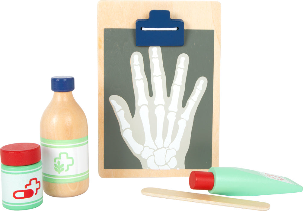 Dieses Arztspielzeug-Set ist perfekt für Rollenspiele: Die Arzttasche enthält ein Handröntgenbild, Medizinfläschchen, eine Salbentube und einen Holzspatel.