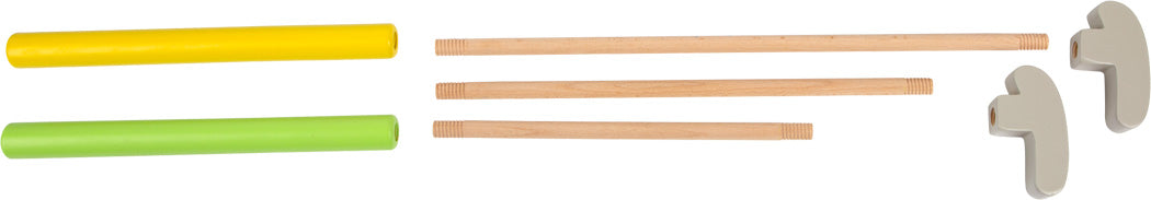 Minigolf Set "Active": 2 bunte Stäbe, FSC-Holz und graue Halter auf Weiß.