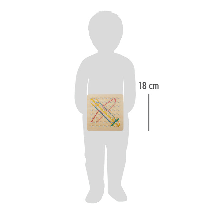 Silhouette eines Kindes, das ein 18 cm großes quadratisches Geoboard mit farbigen Linien und Stiften hält, auf Bauchhöhe dargestellt – ein kreatives Geometrie-Kreativspielzeug für fantasievolles Spielen.