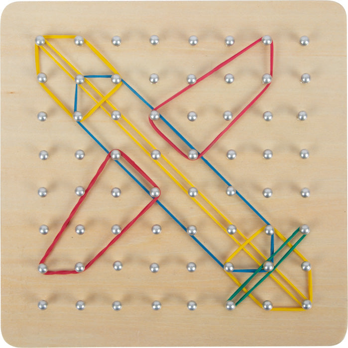 Hölzernes Geoboard-Kreativspielzeug mit farbigen Gummibändern, die auf einem Gitter aus Metallstiften die Form eines Flugzeugs bilden – ideal, um Geometrie auf spielerische und praktische Weise zu erkunden.