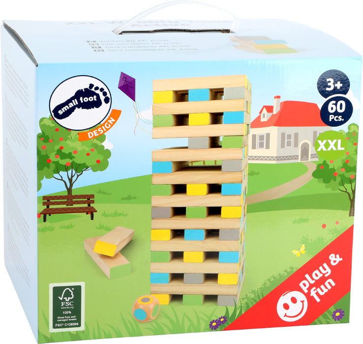 Schachtel mit einem farbenfrohen Wackelturm-Spiel Geschicklichkeitsspiel für Kinder ab 3 Jahren, hergestellt aus 100 % FSC®-zertifiziertem Holz, mit 60 Teilen, ausgestellt auf einem verspielten Gartenhintergrund.