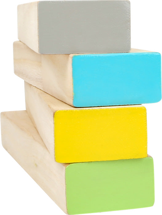 Vier gestapelte rechteckige Holzklötze, jeder mit einem andersfarbigen Ende – grau, blau, gelb und grün. Dieses Geschicklichkeitsspiel ist aus 100% FSC®-zertifiziertem Holz gefertigt.