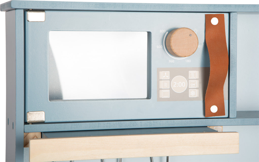 Nahaufnahme einer Spielzeugmikrowelle von Rauchblau mit Holzknopf und braunem Ledergriff – ein ideales Designobjekt für jede Spielküche.