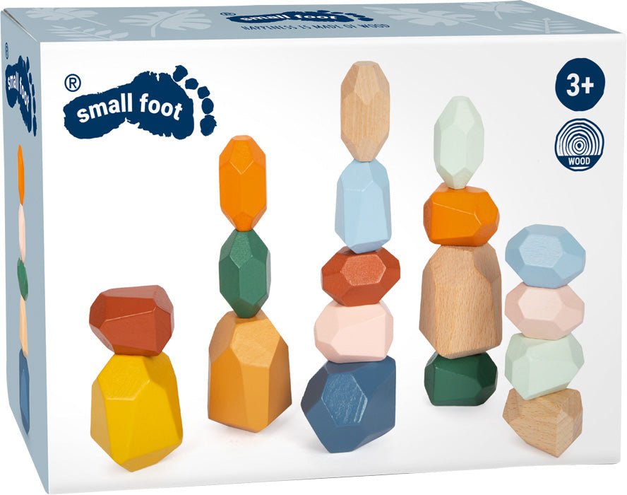 Schachtel mit Balancierbausteinen von small foot, mit bunten geometrischen Blöcken, die in verschiedenen Türmen gestapelt sind, perfekt zur Verbesserung der Feinmotorik und inspiriert von den Prinzipien der Montessori-Pädagogik.