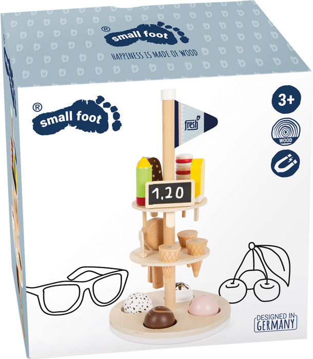 Spielzeug-Eisdielen-Set aus Holz in einer blau-weißen Schachtel, beschriftet für Kinder ab 3 Jahren, entworfen in Deutschland. Enthält einen Eisständer aus Holz und einen Eiskugelportionierer für fantasievollen Rollenspiel-Eisspaß.