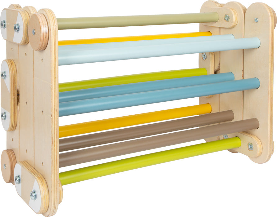 Ein Holzregal mit sechs farbenfrohen horizontalen Stangen, inspiriert von Kletterdreieck-Designs, perfekt zum Aufbewahren oder Ordnen von Gegenständen und zum Anregen der Kreativität.