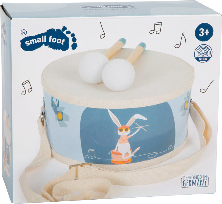 Spielzeug-Kindertrommel mit Tiermotiv, zwei Schlägeln mit schalldämpfenden Überzügen, Schultergurt und Box mit der Aufschrift „Für Kinder ab 3 Jahren“ und „Designed in Germany“ – perfekt für die musikalische Früherziehung.