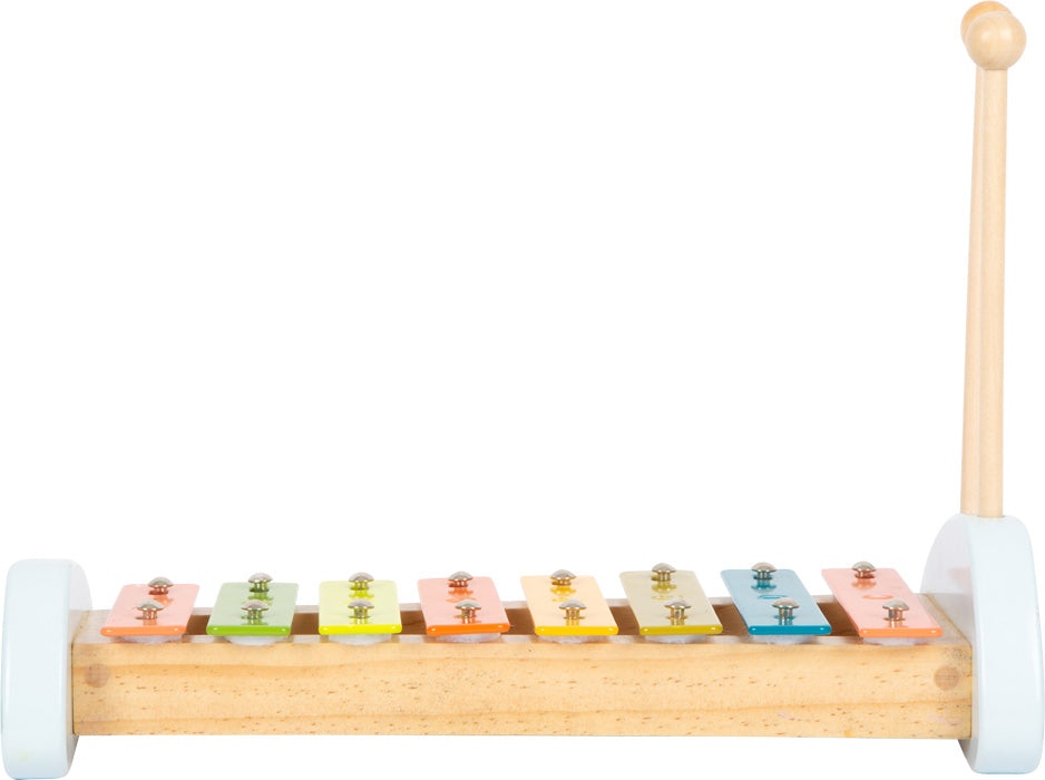 Ein farbenfrohes Holz-Xylophon mit acht farbcodierten Klangstäben und einem Holzschlägel auf der rechten Seite, perfekt um Kindern Rhythmus und Melodie näherzubringen.