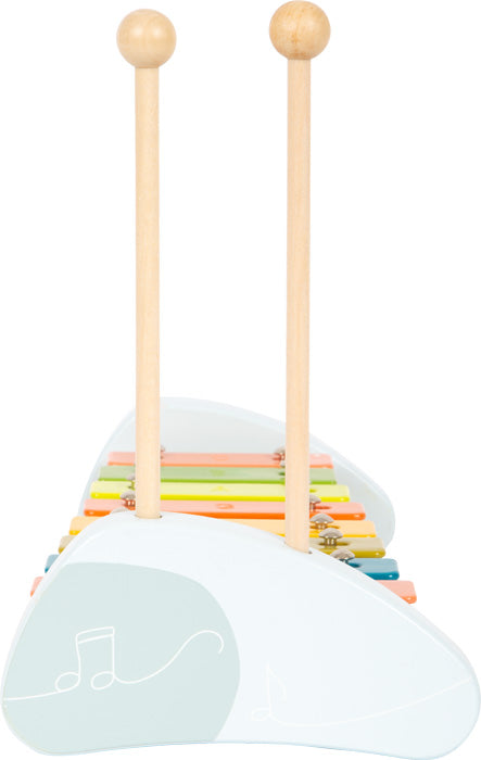 Buntes Holz-Xylophon mit farbcodierten Klangstäben und zwei Holzschlägeln, die aufrecht auf einem weißen, mit Notenmustern verzierten Sockel ruhen – perfekt für die Entwicklung von Rhythmus- und Taktgefühl.