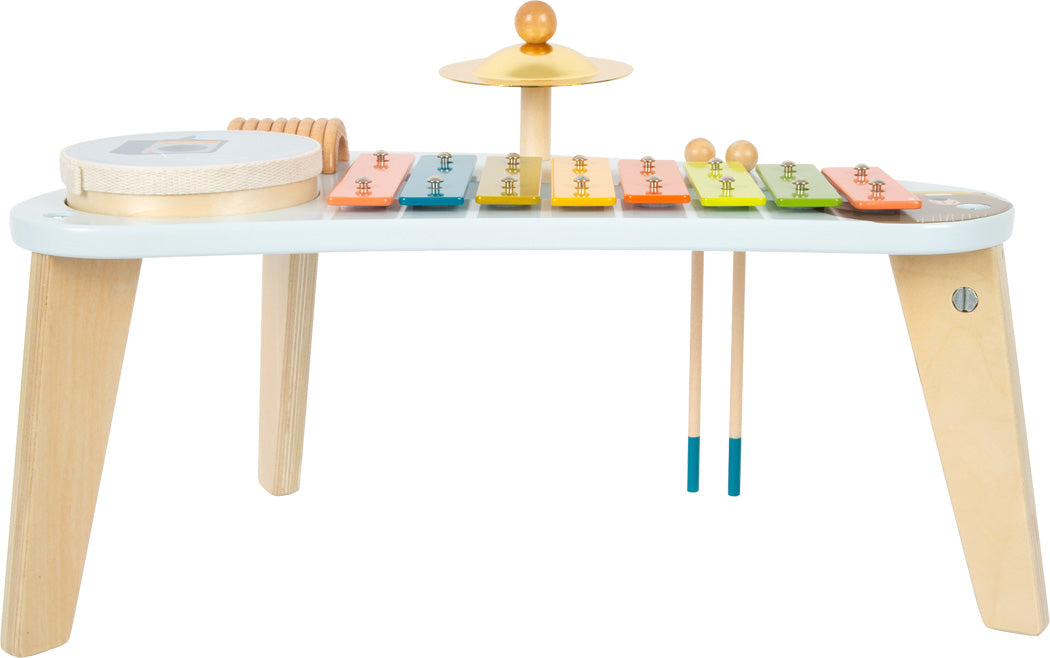 Holz-Musiktisch für Kinder mit Xylophon, Becken, Trommel und Schlägeln auf Beinen – perfekt für erste Klang-Erfahrungen und spielerisches Musizieren.