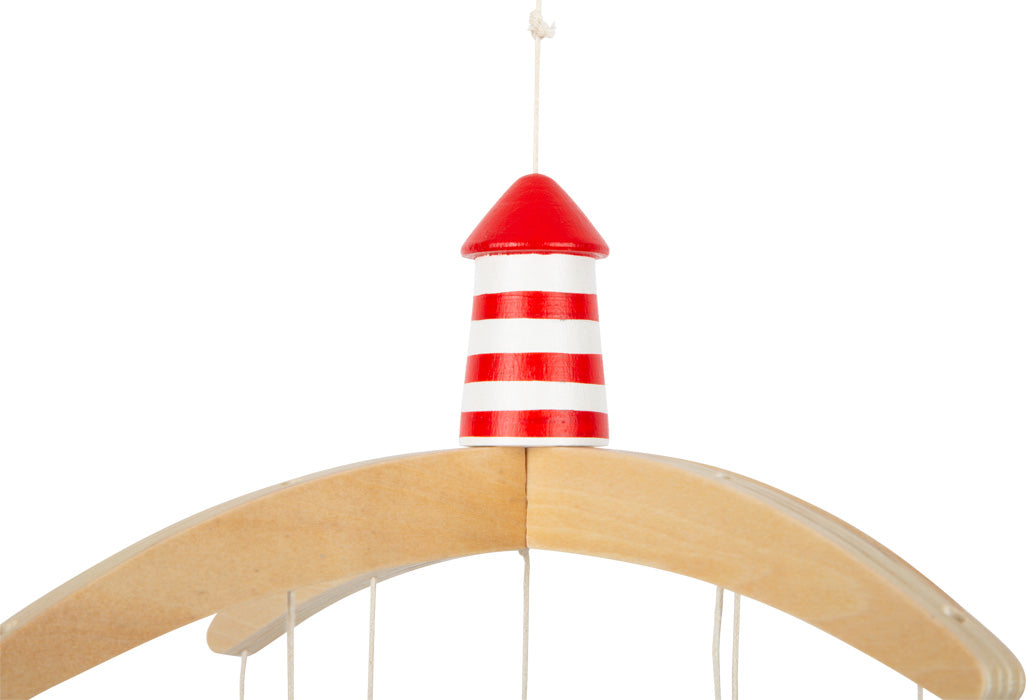 Rot-weiß gestreiftes Leuchtturm-Ornament auf einem Holzbogen, perfekt als Kinderzimmer-Accessoire oder um Ihrem 3D-Mobile Charme zu verleihen und einen Hauch von Unterwasserwelt-Magie auf weißem Hintergrund zu bringen.