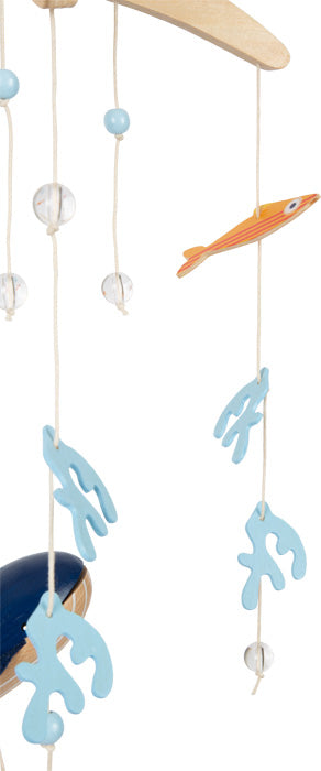 3D-Mobile aus Holz mit blauen Perlen, durchsichtigen Kugeln, blauen Korallenformen und einem orangefarbenen Fisch, der an Schnüren hängt – perfekt als bezauberndes Kinderzimmer-Accessoire für eine fantasievolle Unterwasserwelt.