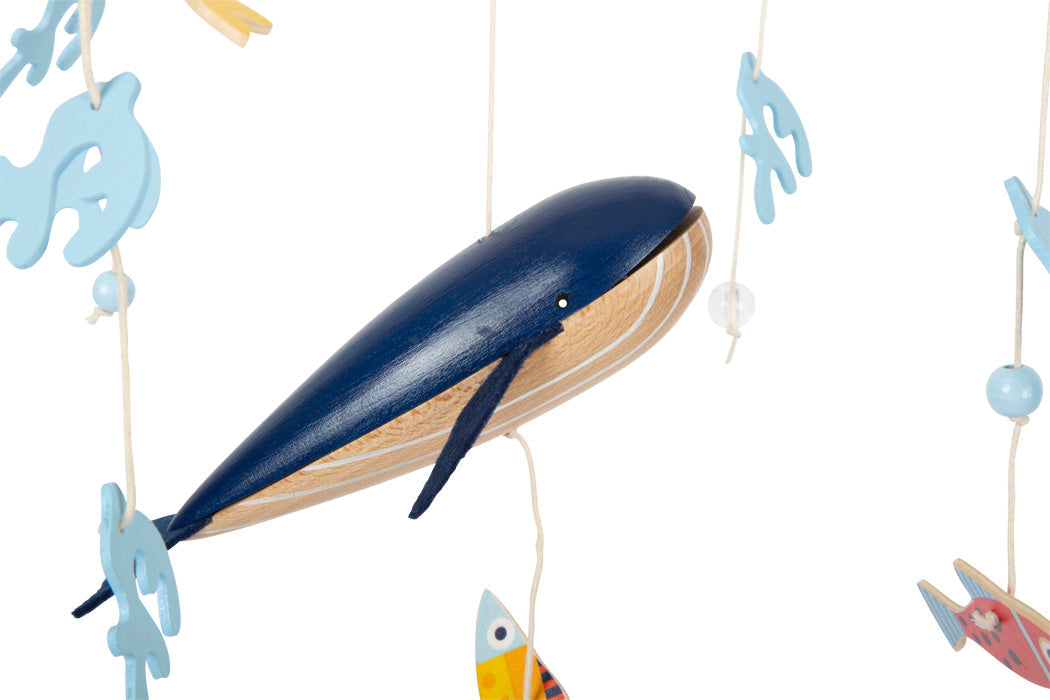 Ein hölzernes 3D-Mobile in Form eines Blauwals mit Fischen und Meeresformen, die an Schnüren hängen, perfekt als Kinderzimmer-Accessoire für eine bezaubernde Unterwasserwelt.