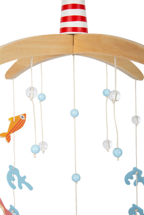 Bezauberndes 3D-Mobile mit blauen Perlen, Fischen und Schnüren, die von einer rot-weiß gestreiften Oberseite hängen – ein entzückendes Unterwasserwelt-Kinderzimmer-Accessoire für das Zimmer Ihres Kleinen.