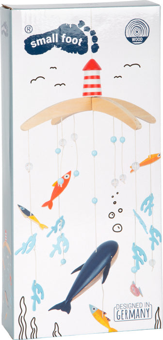 Schachtel mit einem hölzernen 3D-Mobile mit Fischen, Delfinen, einem Wal und einem roten Leuchtturm – ein bezauberndes Unterwasserwelt-Kinderzimmer-Accessoire mit der Aufschrift „small foot“.
