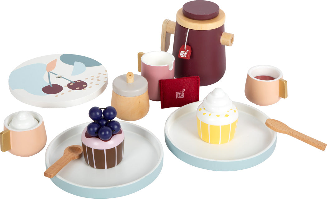 Kaffee- und Teeservice aus Holz mit Tassen, Tellern, Löffeln, einer Teekanne, Cupcakes und einem Tablett mit Kirschmotiv – perfekt für jede Kinderküche mit charmantem skandinavischem Design.