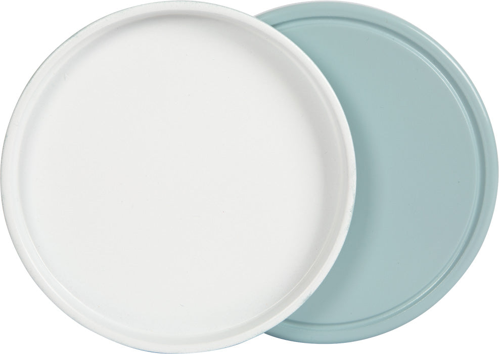 Zwei runde Teller, einer weiß und einer hellblau, überlappen sich auf weißem Hintergrund – perfekt für ein stilvolles Kaffee- und Teeservice im skandinavischen Design.