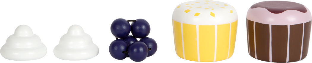 Fünf Spielzeuglebensmittel für die Kinderküche: zwei weiße Schnörkel, dunkelviolette Trauben, ein gelber Cupcake und ein brauner Cupcake – alle perfekt für ein Kaffee- und Teeservice im skandinavischen Design.