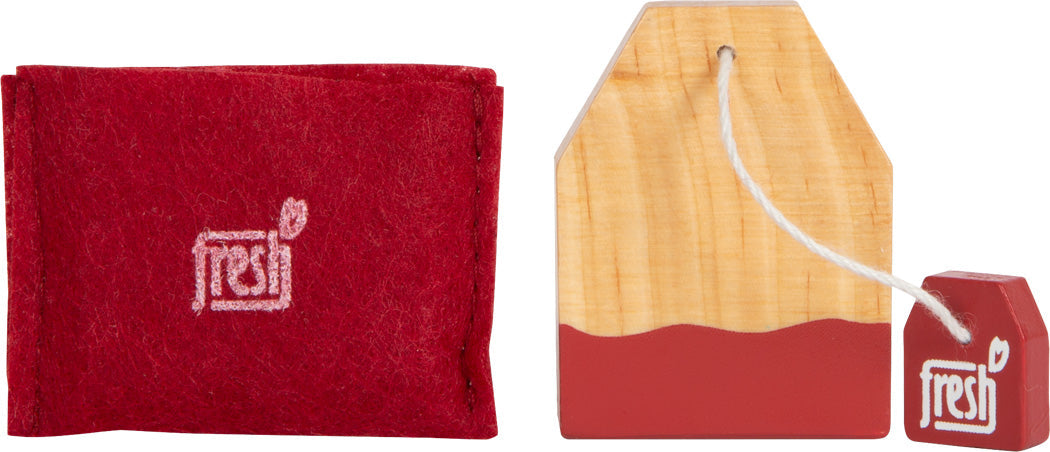 Ein roter Filzbeutel und ein hölzernes, hausförmiges Etikett mit einer Schnur, beide mit der Aufschrift „frisch“ – perfekte Accessoires für jede Kinderküche im skandinavischen Design.