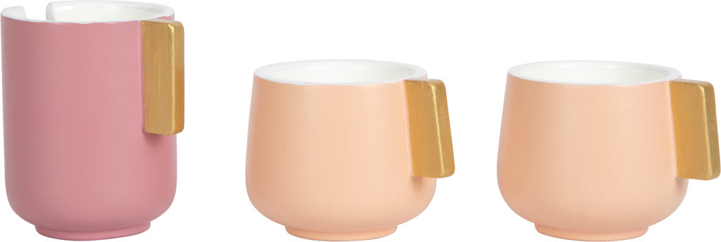 Drei pastellfarbene Keramikbecher mit rechteckigen goldenen Henkeln – ein hoher rosa Becher und zwei kleinere pfirsichfarbene Becher – bringen skandinavischen Design-Charme in jede Kinderküche oder jedes Kaffee- und Teeservice.