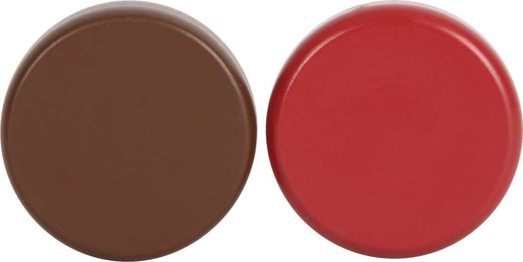 Braune und rote runde Plastikchips nebeneinander auf weißem Hintergrund, perfekt als verspieltes Accessoire für die Kinderküche oder zur Ergänzung eines Kaffee- und Teeservice-Sets im skandinavischen Design.