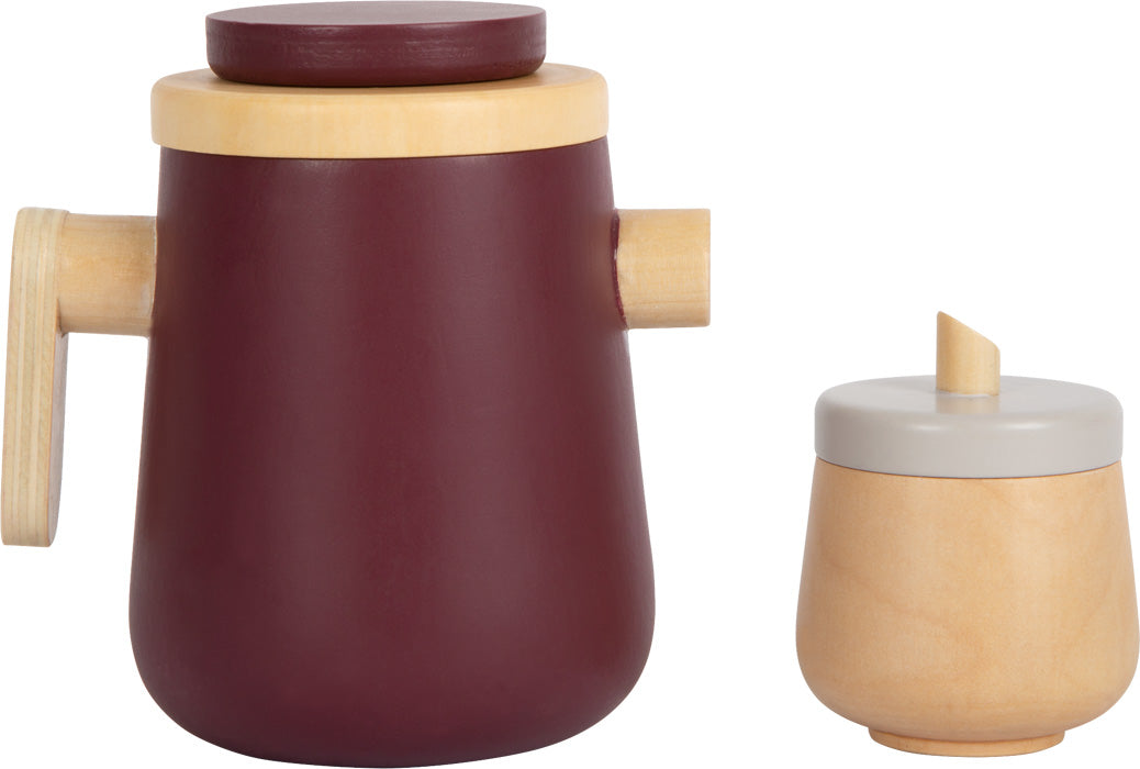 Spielzeugteekanne aus Holz mit kastanienbraunem Korpus und hellbraunem Deckel neben einer kleinen hellbraunen Tasse mit grauem Deckel – perfekt für jede Kinderküche oder als Teil eines Kaffee- und Teeservice im skandinavischen Design.