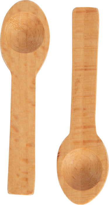 Zwei Holzlöffel mit runder Laffe und flachem, rechteckigem Griff, nebeneinander auf weißem Hintergrund platziert – perfekt für eine Kinderküche oder als Ergänzung zum skandinavischen Design.