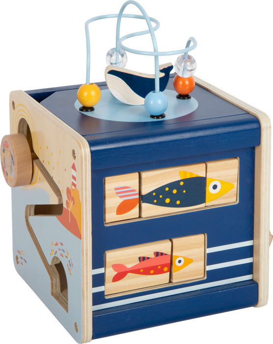 Motorikwürfel aus Holz mit Fisch-Illustrationen, Schiebebausteinen und einem Motorikspiel mit Wal auf der Oberseite – perfekt als Motorikspielzeug für Ihr Kind.