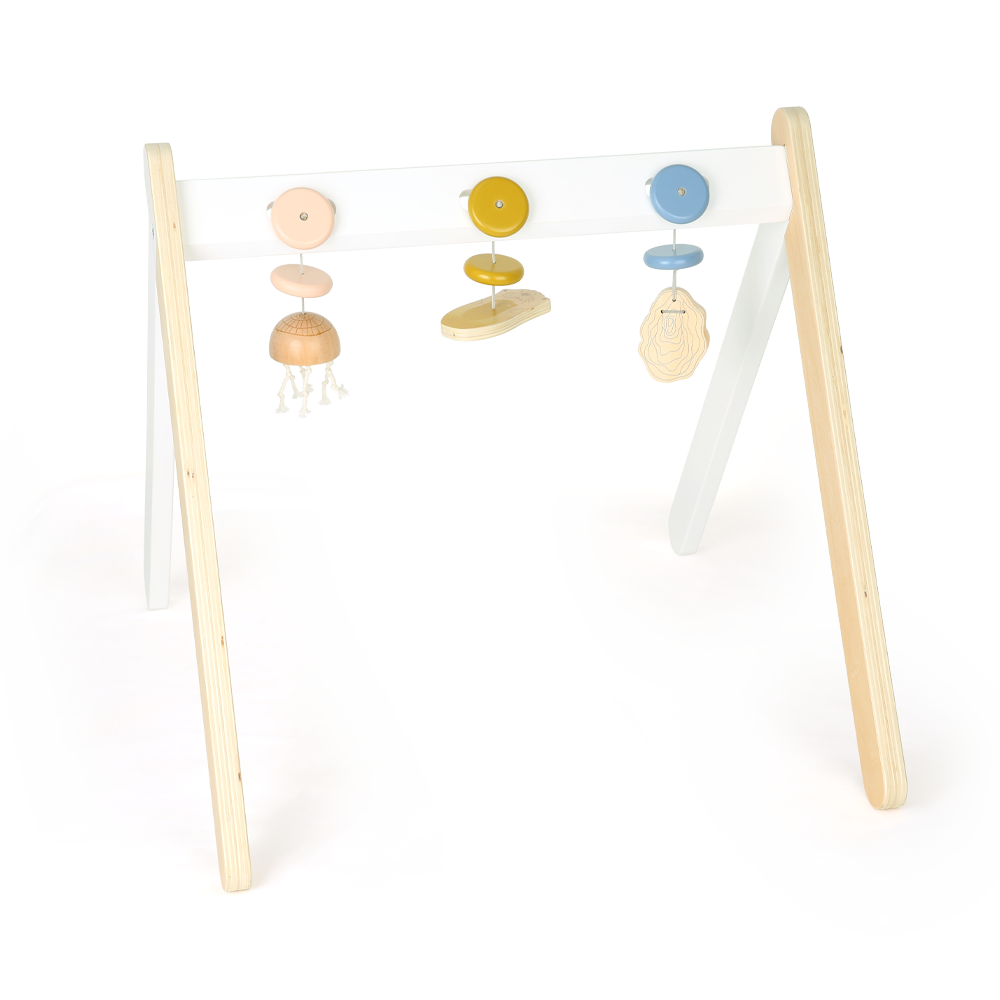 Holz Baby-Spielbogen mit motorikfördernden, pastellfarbenen Hängespielzeugen auf weißem Hintergrund.