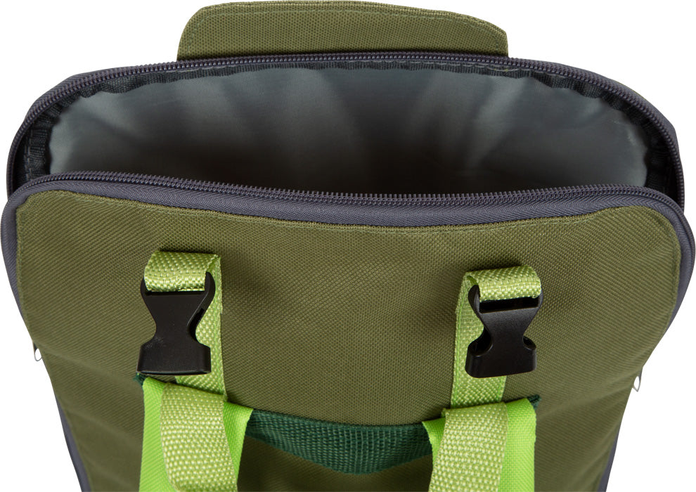 Draufsicht auf einen offenen Rucksack aus grünem Stoff mit schwarzen Clips und hellgrünen Griffen – perfekt für Entdeckerspielzeug oder Abenteuertouren.