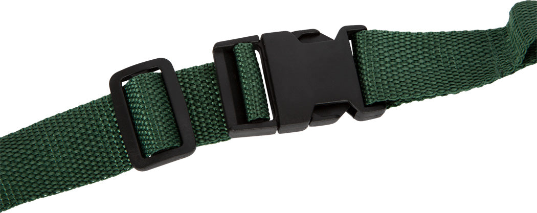 Nahaufnahme eines grünen Outdoorgürtels aus Nylon mit schwarzer Kunststoffschnalle und verstellbarem Schieber – perfekt für Naturwanderungen oder Entdeckerspielzeug.