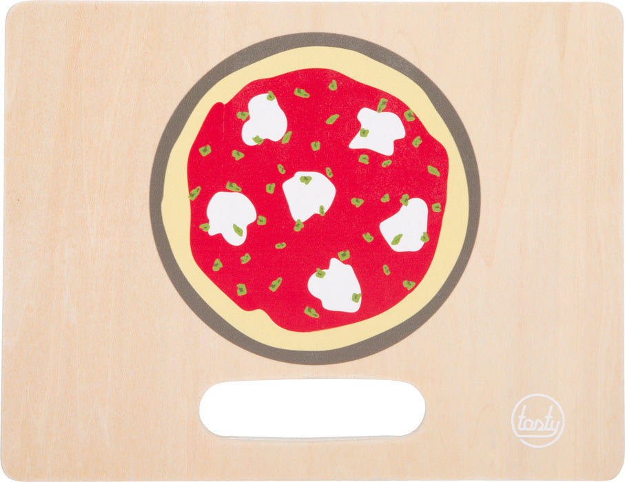 Abbildung einer Pizza mit roter Soße und weißem Käse auf einem Holzschneidebrett mit Griff, perfekt zum Servieren in einer Kinderküche oder als Teil eines fantasievollen Spiels in einer multifunktionalen Spielküche.