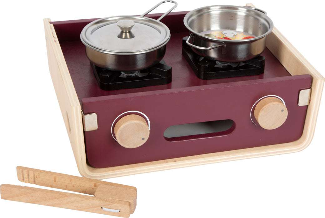 Spielzeugherd-Set aus Holz mit zwei Töpfen auf den Brennern und einer Holzzange davor – perfekt für kleine Köche. Diese multifunktionale Spielküche bringt endlosen Spaß in jedes Abenteuer in der Kinderküche oder im Campingkoffer.