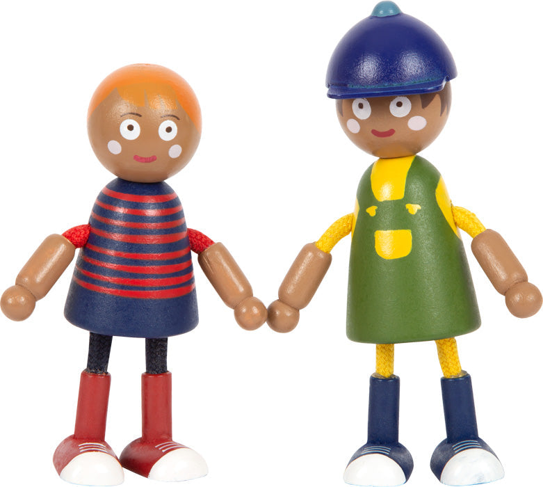 Zwei farbenfrohe Biegepüppchen-Spielzeugfiguren halten sich an den Händen, beide mit runden Köpfen, bemalten Gesichtern und beweglichen Gliedmaßen – eine Feier der Vielfalt in jeder Puppenfamilie.