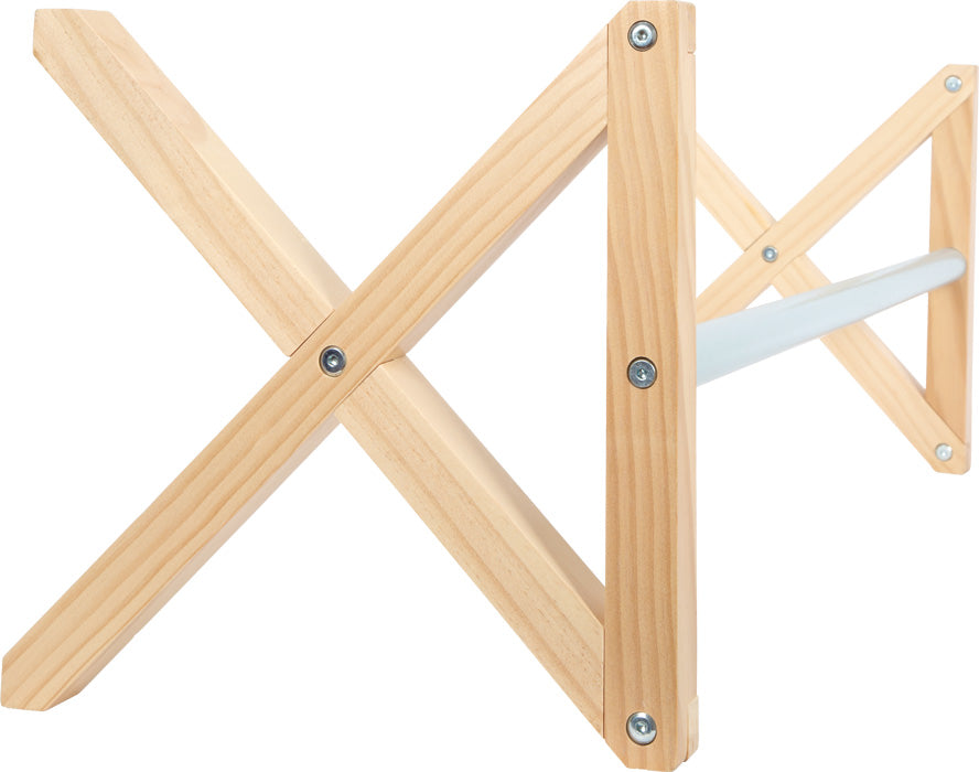 Zusammenklappbarer Wäscheständer aus Holz mit gekreuzten Beinen und Metallstange, von der Seite betrachtet – seine Struktur erinnert an Cavaletti, die beim Hobby Horsing zum Üben von Sprüngen und Überwinden von Hindernissen verwendet werden.