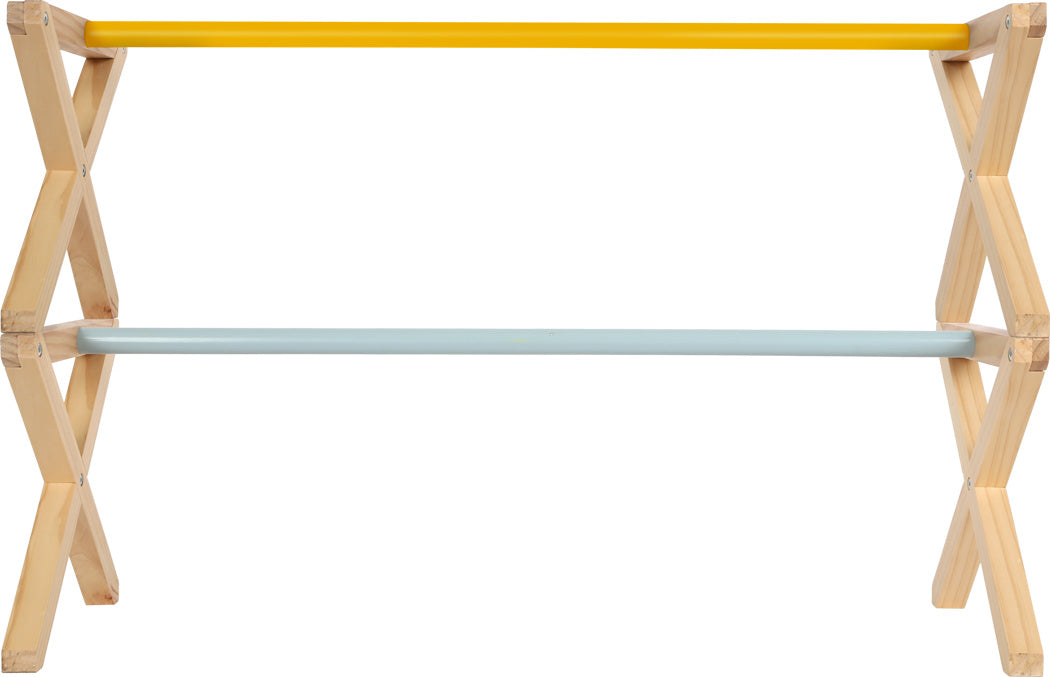 Cavaletti-Gestell aus Holz mit zwei horizontalen Stangen, eine gelbe oben und eine hellblaue unten, perfekt für Hobby Horsing oder als Hindernis, vor weißem Hintergrund.