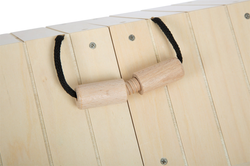 Eine Nahaufnahme eines Holzgriffs, der an einer schwarzen Kordel auf einer hellen Holzplatte befestigt ist und an einen handgefertigten Hasenstall erinnert.