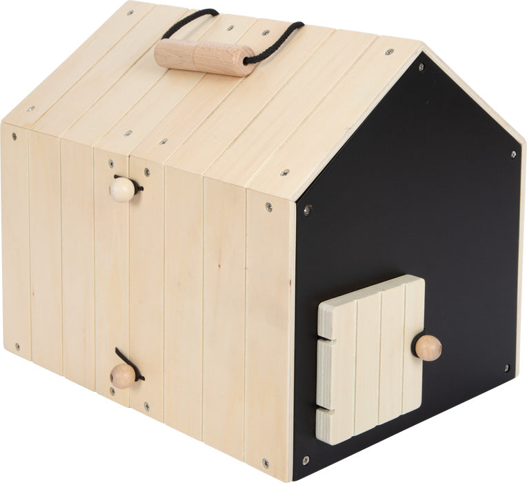 Holzspielhaus mit einem Griff oben, einer kleinen Tür an der schwarzen Seitenwand – perfekt als Hasenstall für Ihren Kuschelhasen oder Ihr Plüschkaninchen.