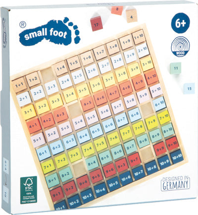 Schachtel mit bunten Massivholz-Matheblöcken mit Additionsaufgaben, inklusive Additionsbrett, beschriftet für Kinder ab 6 Jahren – eine spielerische Lernhilfe von Small Foot.